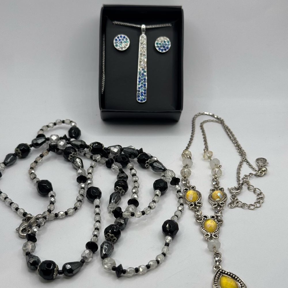 Avon necklaces bundle different styles/colors.